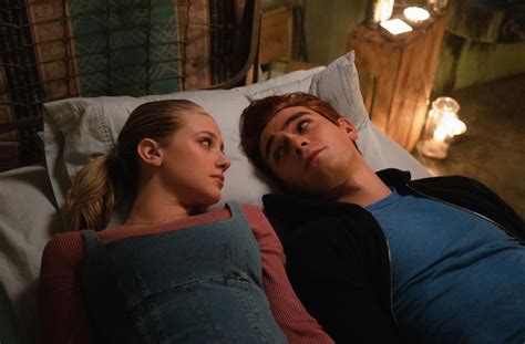 who is dating archie in riverdale